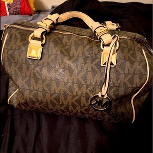 I love this bag but I never carry it and it’s so spacious